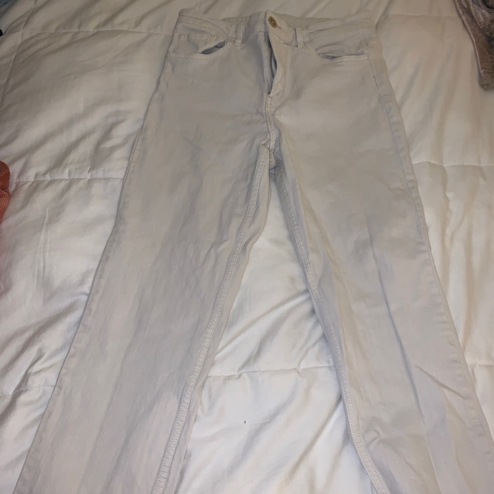 Coupe H&M jeans in cream with frayed ankle